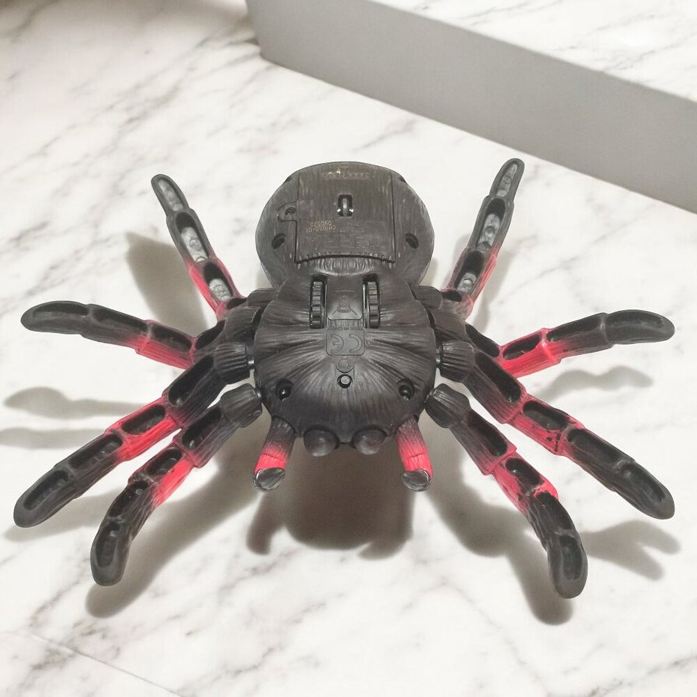 Halloween Remote Control Tarantula Toy  Red light Up Eyes & Legs Terra By Battat - Picture 4 of 9